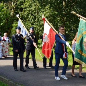 Zdjęcie przedstawia pochód dożynkowy
