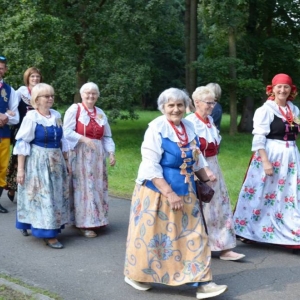 Zdjęcie przedstawia pochód dożynkowy