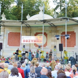 Zdjęcie przedstawia zespół The Neighbors