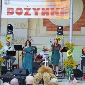 Zdjęcie przedstawia zespół The Neighbors