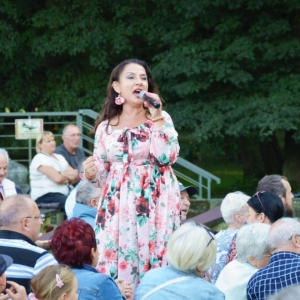 Inka Papkala podczas występu artystycznego