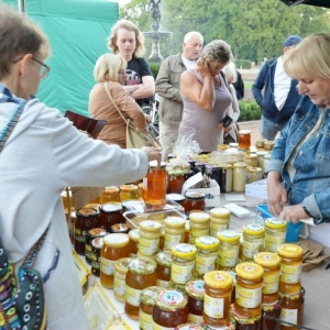 Zdjęcie przedstawia stoisko Pszczelarzy