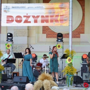 Zdjęcie przedstawia zespół The Neighbors