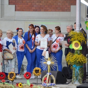 Zdjęcie przedstawia ogłoszenie wyników w konkursie Gyburstag Kołoca zorganizowany przez Stowarzyszenie Wrazidlok