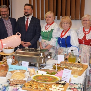 Powiatowy konkurs Potraw Regionalnych w Tąpkowicach - KGW Nowe Chechło oraz Wójt Gminy Świerklaniec