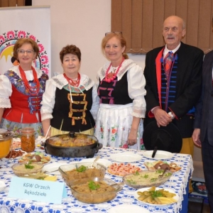 Powiatowy konkurs Potraw Regionalnych w Tąpkowicach - Koło Rękodzieła Orzech oraz Wójt Gminy Świerklaniec