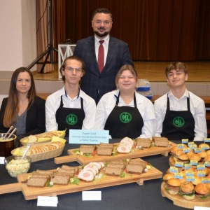 Powiatowy konkurs Potraw Regionalnych w Tąpkowicach - Zespół Szkół Kształcenia Rolniczego oraz Wójt Gminy Świerklaniec