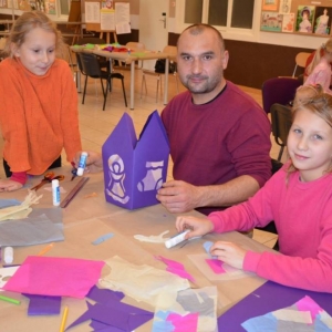 Uczestnicy Rodzinnych Warsztatów Lampionowych 