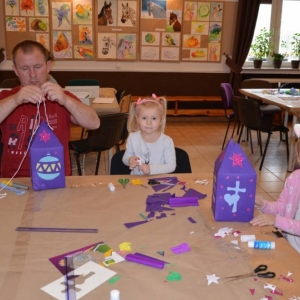 Uczestnicy Rodzinnych Warsztatów Lampionowych 