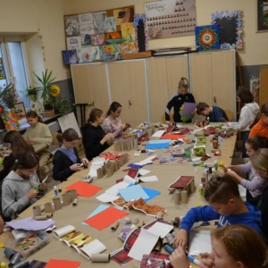 Uczestnicy warsztatów podczas wykonywania kalendarzy adwentowych