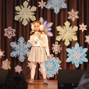 Konkurs wokalny Piosenka zimowa - występ uczestniczki konkursu