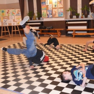 Lekcje tańca breakdance. 