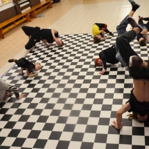 Lekcje tańca breakdance. 