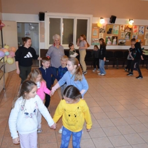 Pierwszy dzień organizacyjny. Zajęcia stacjonarne z ułożeniem regulaminu zimowiska, grami, zabawami i zajęciami plastycznymi