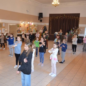 Pierwszy dzień organizacyjny. Zajęcia stacjonarne z ułożeniem regulaminu zimowiska, grami, zabawami i zajęciami plastycznymi