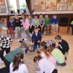 Pierwszy dzień organizacyjny. Zajęcia stacjonarne z ułożeniem regulaminu zimowiska, grami, zabawami i zajęciami plastycznymi