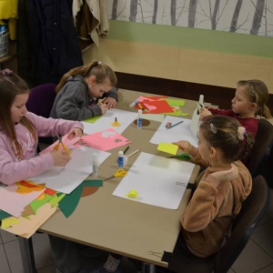 Pierwszy dzień organizacyjny. Zajęcia stacjonarne z ułożeniem regulaminu zimowiska, grami, zabawami i zajęciami plastycznymi