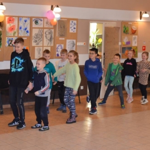 Pierwszy dzień organizacyjny. Zajęcia stacjonarne z ułożeniem regulaminu zimowiska, grami, zabawami i zajęciami plastycznymi