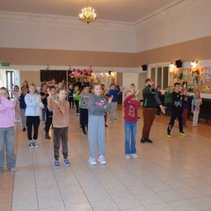 Pierwszy dzień organizacyjny. Zajęcia stacjonarne z ułożeniem regulaminu zimowiska, grami, zabawami i zajęciami plastycznymi