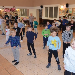 Pierwszy dzień organizacyjny. Zajęcia stacjonarne z ułożeniem regulaminu zimowiska, grami, zabawami i zajęciami plastycznymi
