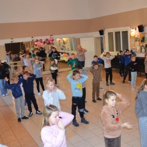 Pierwszy dzień organizacyjny. Zajęcia stacjonarne z ułożeniem regulaminu zimowiska, grami, zabawami i zajęciami plastycznymi