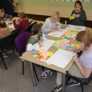 Pierwszy dzień organizacyjny. Zajęcia stacjonarne z ułożeniem regulaminu zimowiska, grami, zabawami i zajęciami plastycznymi