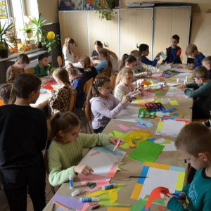 Pierwszy dzień organizacyjny. Zajęcia stacjonarne z ułożeniem regulaminu zimowiska, grami, zabawami i zajęciami plastycznymi