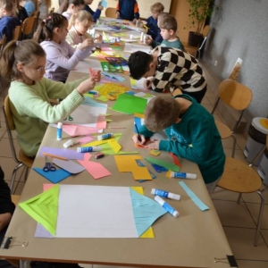 Pierwszy dzień organizacyjny. Zajęcia stacjonarne z ułożeniem regulaminu zimowiska, grami, zabawami i zajęciami plastycznymi