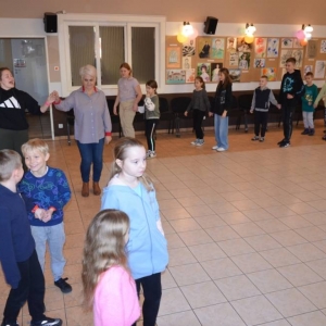 Pierwszy dzień organizacyjny. Zajęcia stacjonarne z ułożeniem regulaminu zimowiska, grami, zabawami i zajęciami plastycznymi