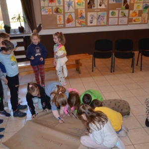 Pierwszy dzień organizacyjny. Zajęcia stacjonarne z ułożeniem regulaminu zimowiska, grami, zabawami i zajęciami plastycznymi