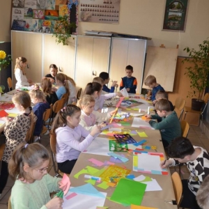 Pierwszy dzień organizacyjny. Zajęcia stacjonarne z ułożeniem regulaminu zimowiska, grami, zabawami i zajęciami plastycznymi