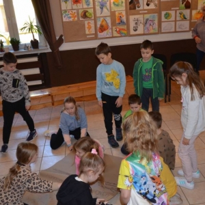 Pierwszy dzień organizacyjny. Zajęcia stacjonarne z ułożeniem regulaminu zimowiska, grami, zabawami i zajęciami plastycznymi