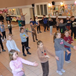 Pierwszy dzień organizacyjny. Zajęcia stacjonarne z ułożeniem regulaminu zimowiska, grami, zabawami i zajęciami plastycznymi