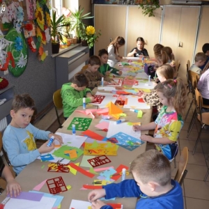Pierwszy dzień organizacyjny. Zajęcia stacjonarne z ułożeniem regulaminu zimowiska, grami, zabawami i zajęciami plastycznymi
