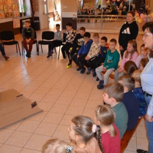 Pierwszy dzień organizacyjny. Zajęcia stacjonarne z ułożeniem regulaminu zimowiska, grami, zabawami i zajęciami plastycznymi