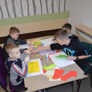 Pierwszy dzień organizacyjny. Zajęcia stacjonarne z ułożeniem regulaminu zimowiska, grami, zabawami i zajęciami plastycznymi