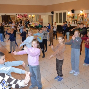 Pierwszy dzień organizacyjny. Zajęcia stacjonarne z ułożeniem regulaminu zimowiska, grami, zabawami i zajęciami plastycznymi