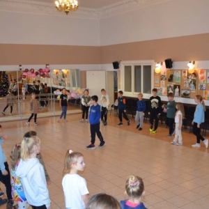 Pierwszy dzień organizacyjny. Zajęcia stacjonarne z ułożeniem regulaminu zimowiska, grami, zabawami i zajęciami plastycznymi