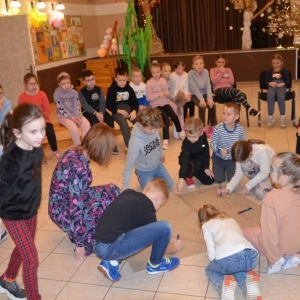 Pierwszy dzień organizacyjny. Zajęcia stacjonarne z ułożeniem regulaminu zimowiska, grami, zabawami i zajęciami plastycznymi