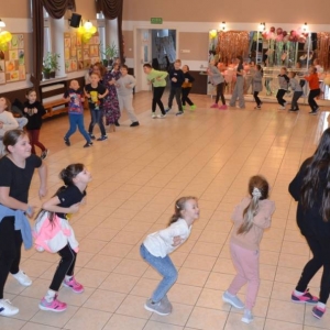 Pierwszy dzień organizacyjny. Zajęcia stacjonarne z ułożeniem regulaminu zimowiska, grami, zabawami i zajęciami plastycznymi