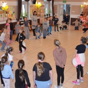 Pierwszy dzień organizacyjny. Zajęcia stacjonarne z ułożeniem regulaminu zimowiska, grami, zabawami i zajęciami plastycznymi