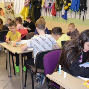 Pierwszy dzień organizacyjny. Zajęcia stacjonarne z ułożeniem regulaminu zimowiska, grami, zabawami i zajęciami plastycznymi