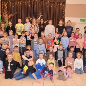 Pierwszy dzień organizacyjny. Zajęcia stacjonarne z ułożeniem regulaminu zimowiska, grami, zabawami i zajęciami plastycznymi
