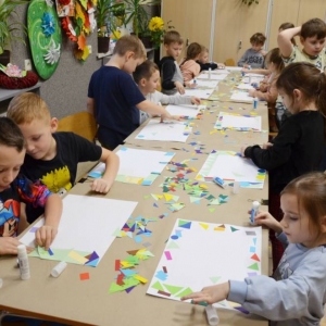 Pierwszy dzień organizacyjny. Zajęcia stacjonarne z ułożeniem regulaminu zimowiska, grami, zabawami i zajęciami plastycznymi