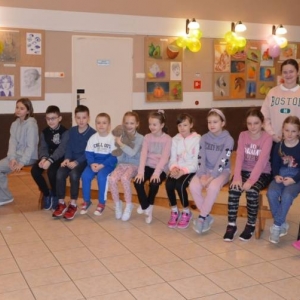 Pierwszy dzień organizacyjny. Zajęcia stacjonarne z ułożeniem regulaminu zimowiska, grami, zabawami i zajęciami plastycznymi