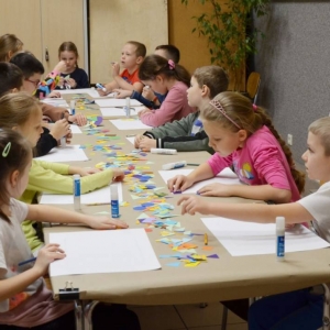 Pierwszy dzień organizacyjny. Zajęcia stacjonarne z ułożeniem regulaminu zimowiska, grami, zabawami i zajęciami plastycznymi