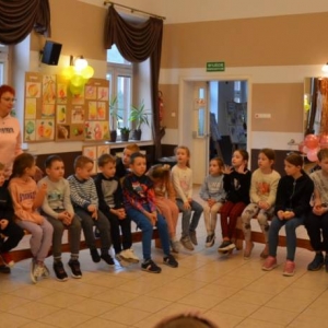 Pierwszy dzień organizacyjny. Zajęcia stacjonarne z ułożeniem regulaminu zimowiska, grami, zabawami i zajęciami plastycznymi