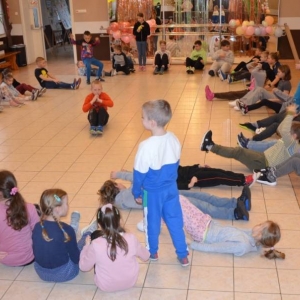 Pierwszy dzień organizacyjny. Zajęcia stacjonarne z ułożeniem regulaminu zimowiska, grami, zabawami i zajęciami plastycznymi