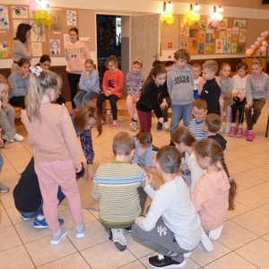 Pierwszy dzień organizacyjny. Zajęcia stacjonarne z ułożeniem regulaminu zimowiska, grami, zabawami i zajęciami plastycznymi