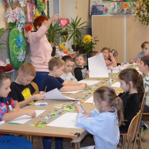 Pierwszy dzień organizacyjny. Zajęcia stacjonarne z ułożeniem regulaminu zimowiska, grami, zabawami i zajęciami plastycznymi